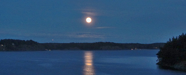 CROPPED_Full Moon over Grönviken 22 April 2016
